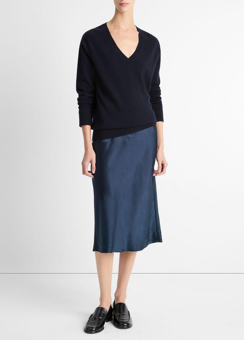 Cashmere Weekend V-Neck Sweater in V-Neck - COASTAL BLUE | VINCE Women