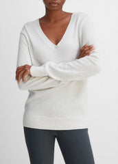 Cashmere Weekend V-Neck Sweater in V-Neck - HEATHER WHITE | VINCE Women