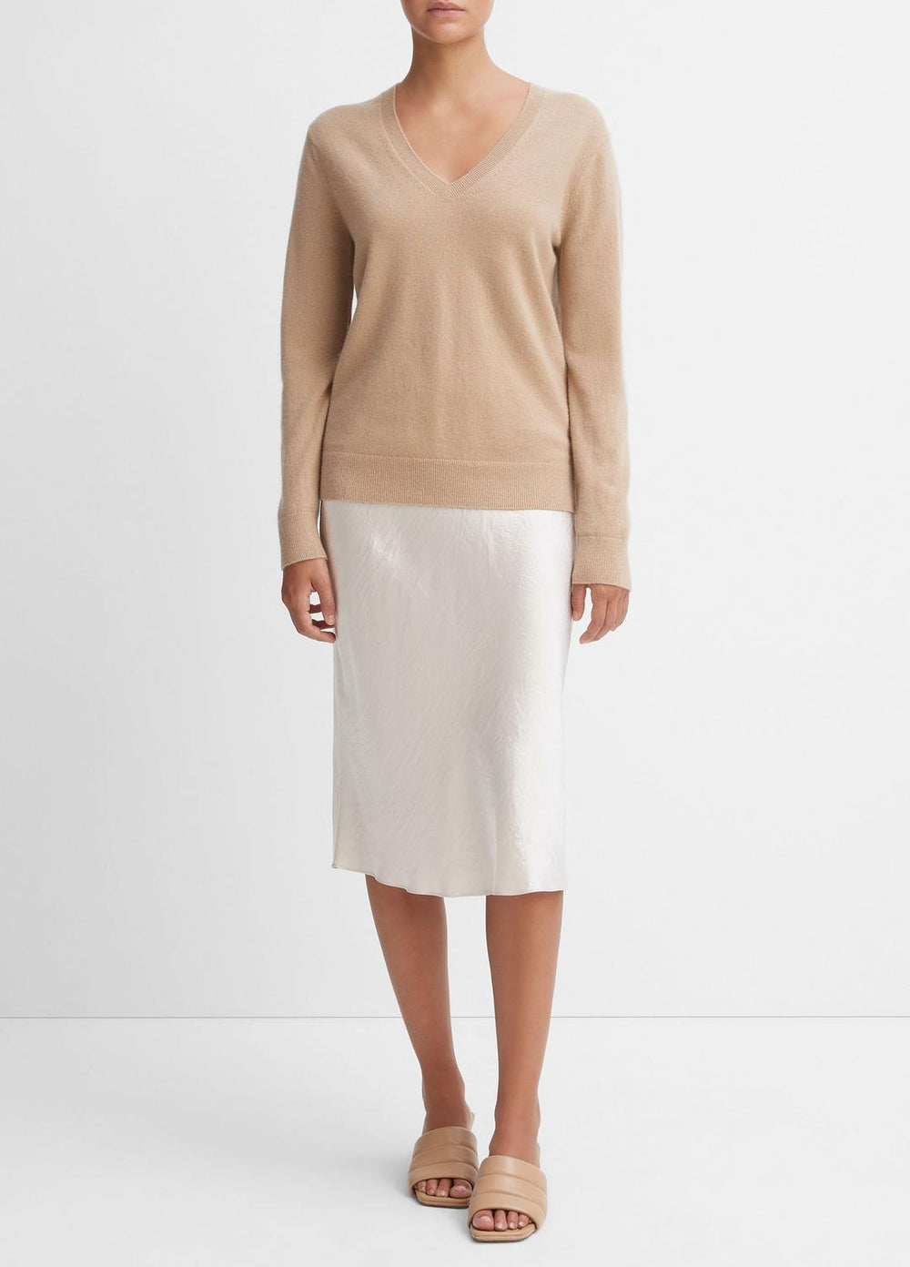 Cashmere Weekend V-Neck Sweater in V-Neck - CAMEL | VINCE Women