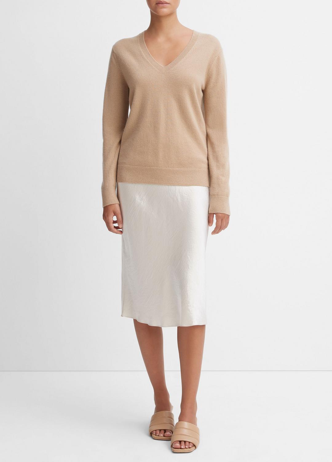 Cashmere Weekend V-Neck Sweater in V-Neck - CAMEL | VINCE Women