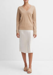 Cashmere Weekend V-Neck Sweater in V-Neck - CAMEL | VINCE Women