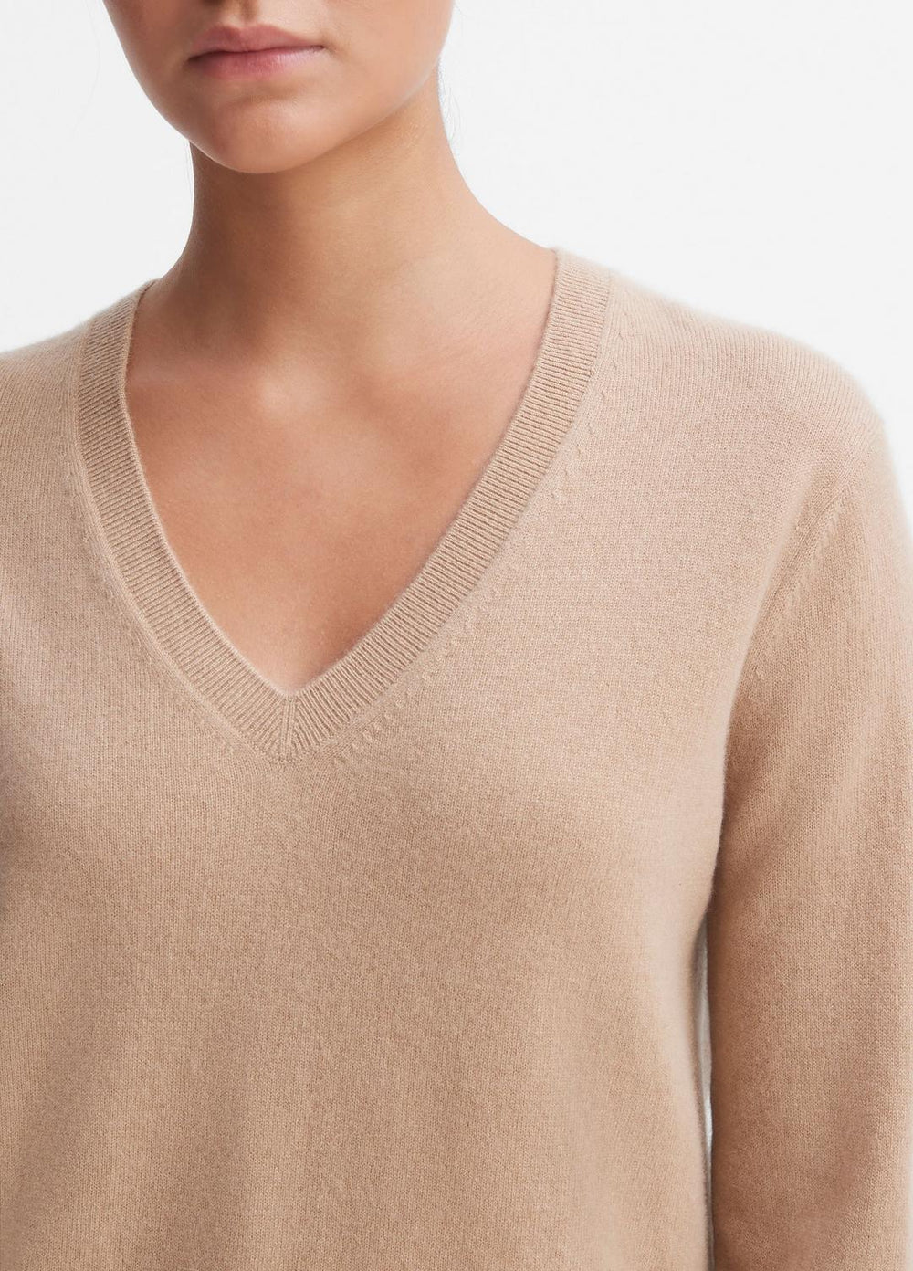 Cashmere Weekend V-Neck Sweater in V-Neck - CAMEL | VINCE Women