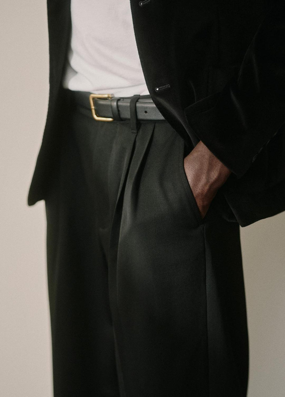Wool Double-Pleat Suiting Trouser in Trousers - BLACK | VINCE Men